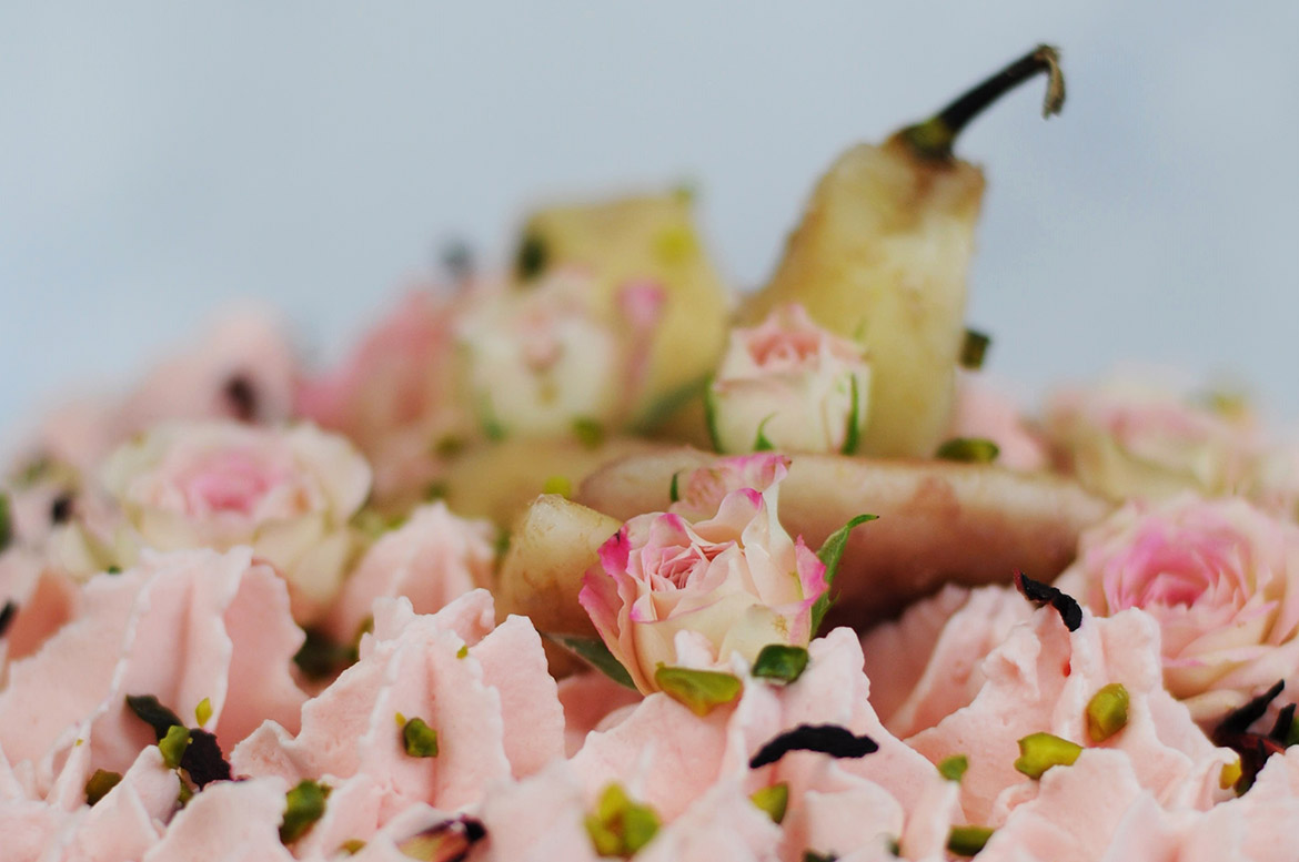 Rotwein-Gewürzkuchen mit Rosenwasser-Cremefüllung - Eine kleine Prise Anna