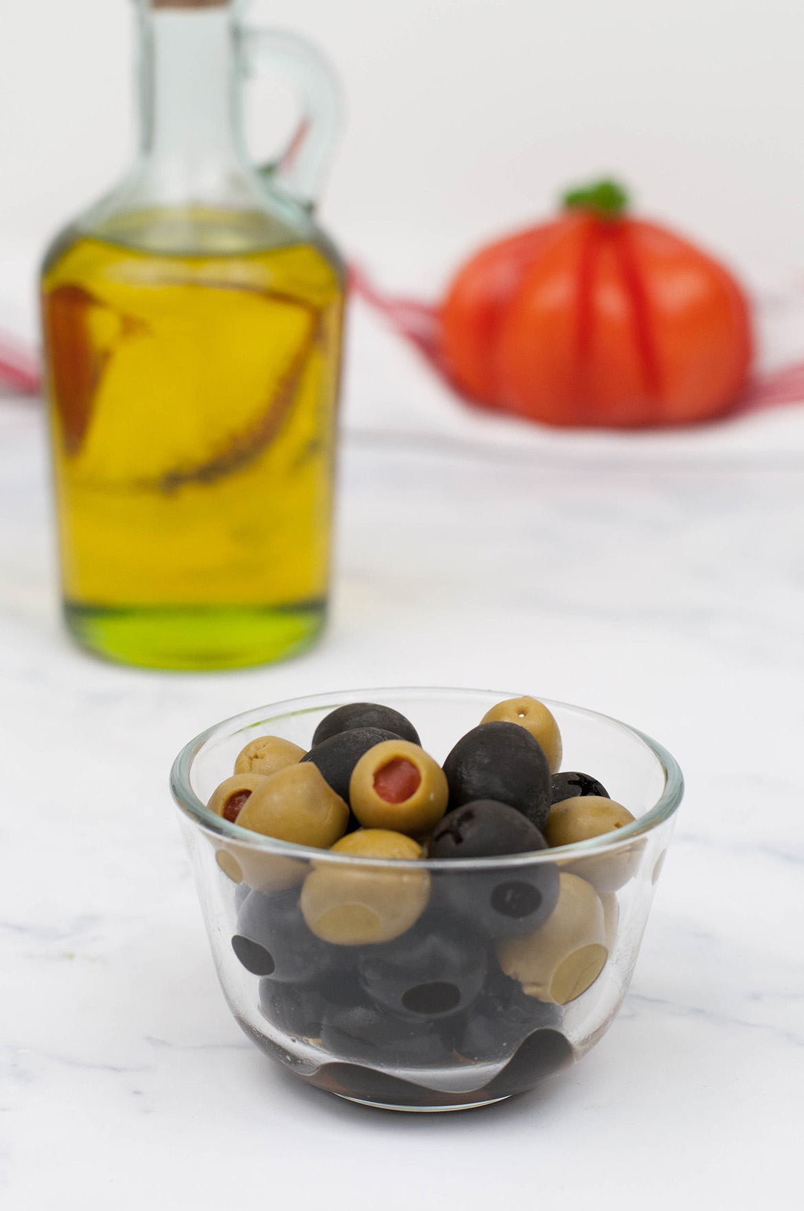 Oliven für Tomaten-Mozzarella-Salat mit Gremolata