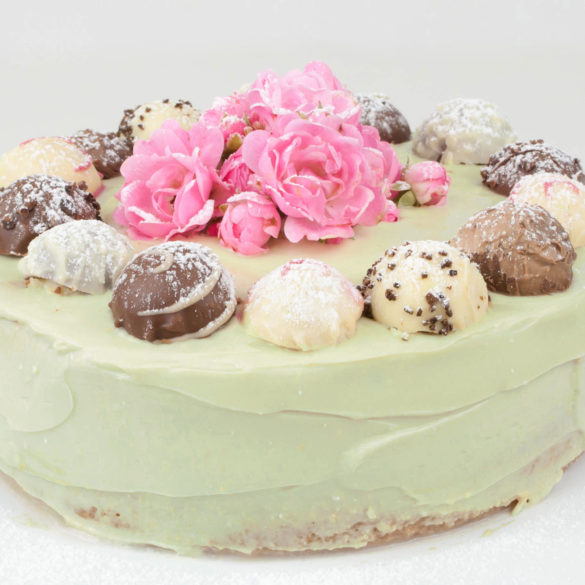Pink Cheesecake mit Trüffel-Pralinen im Pistaziencreme-Mantel