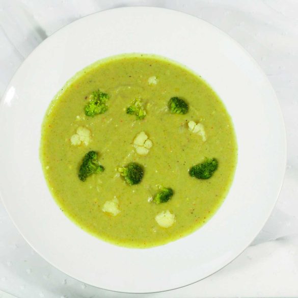 Suppe mit Brokkoli und Blumenkohl