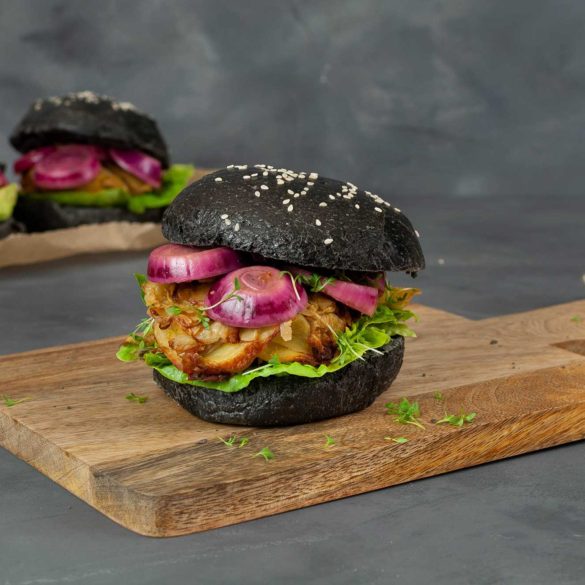 Vegetarischer Black Burger mit roten Zwiebeln